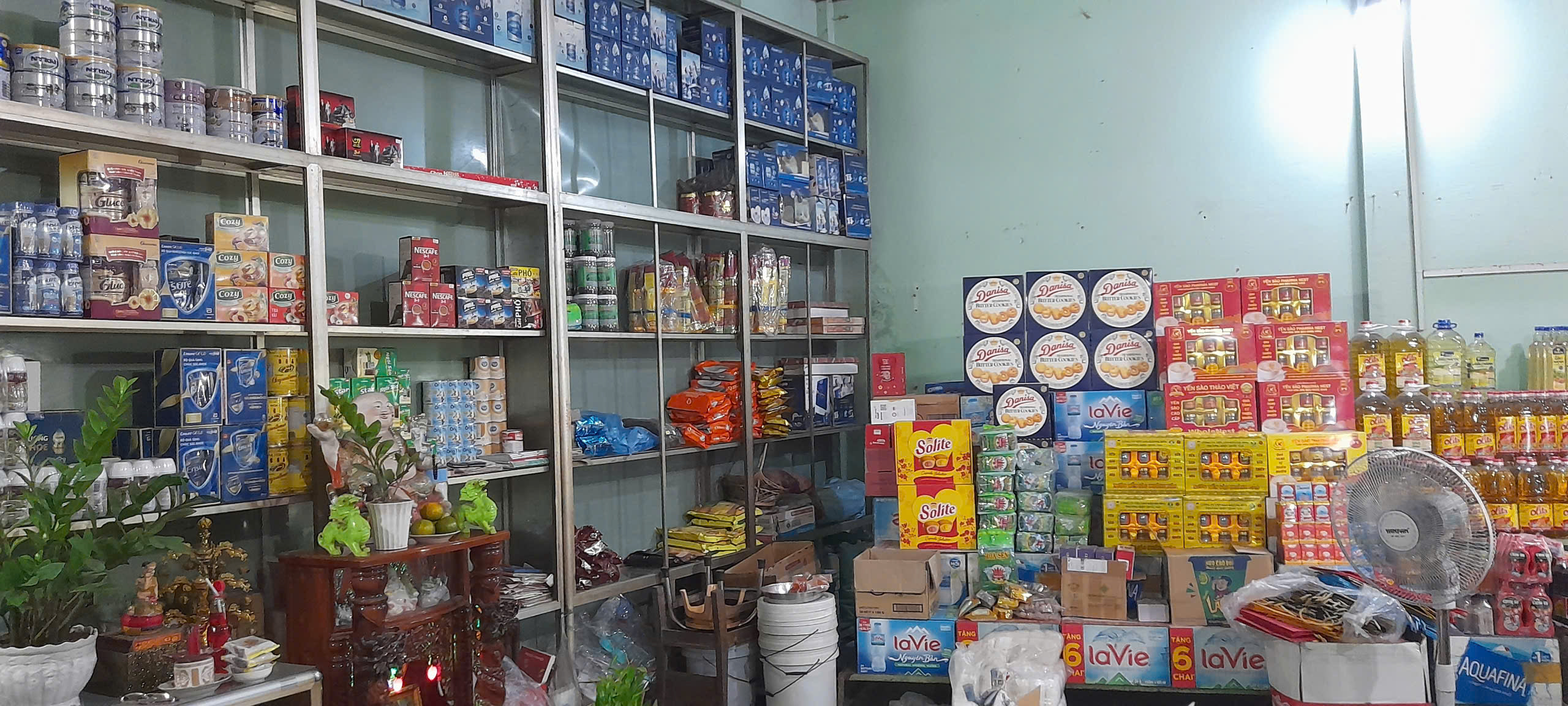 Bên trong cửa hàng tạp hoá thu hà số 1